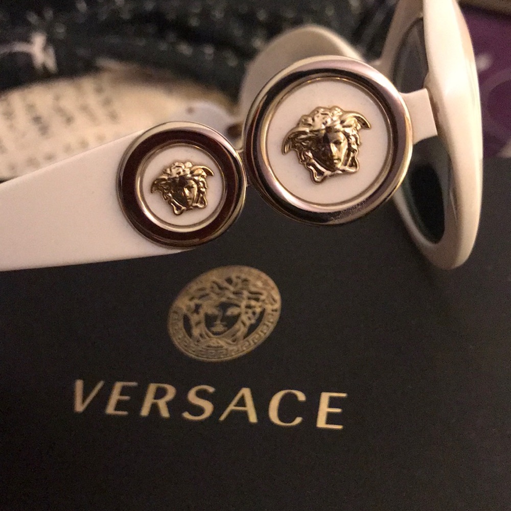Authentic Versace sunglasses w/ logo on side - Picture 5 of 8